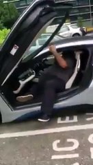 فيديو طريف لرجل يعلق داخل سيارة غالوينغ أثناء خروجه منها