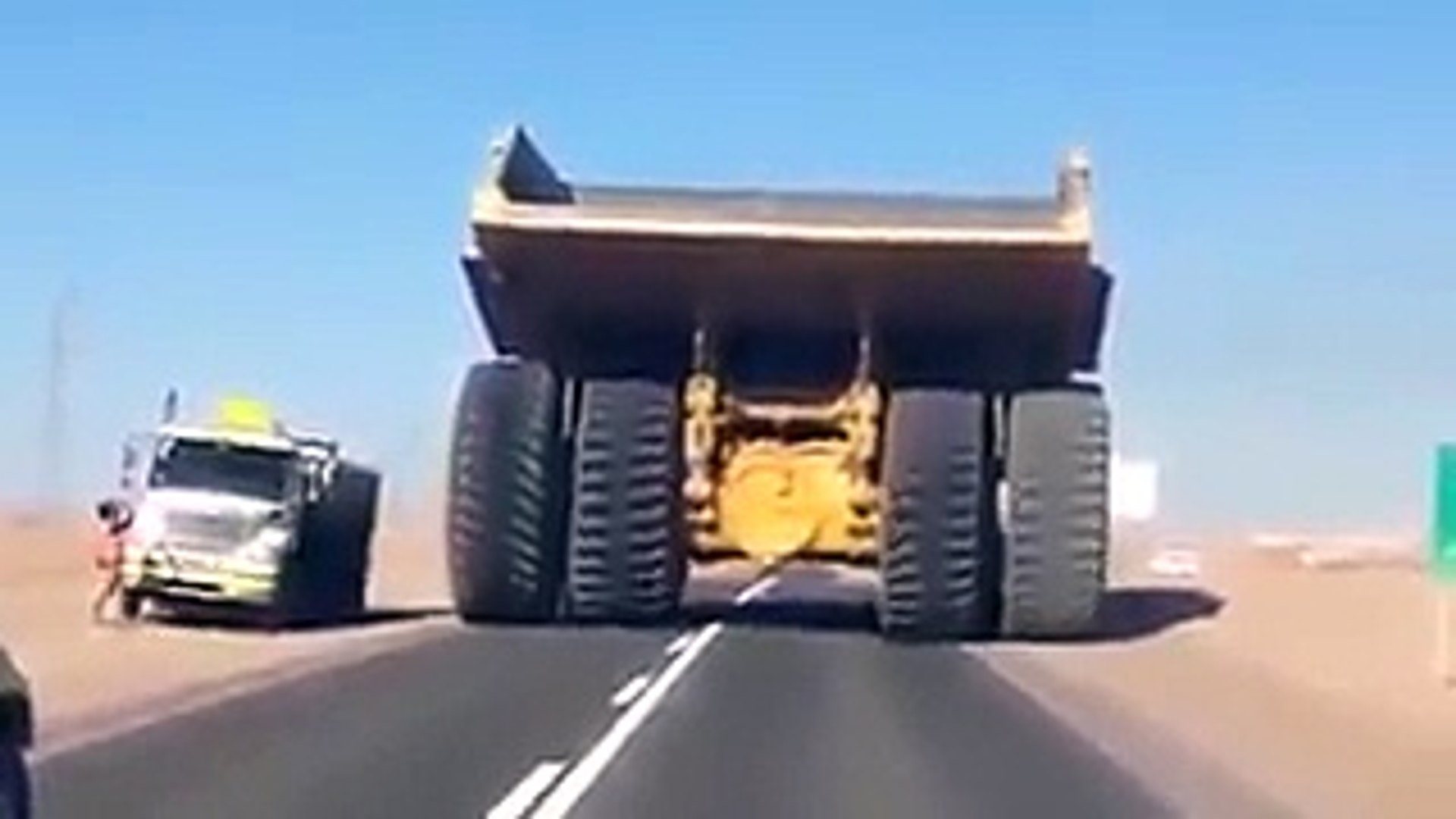 فيديو لأكبر شاحنة في العالم وهي على الطريق .. مشهد يحبس الأنفاس! - فيديو  Dailymotion