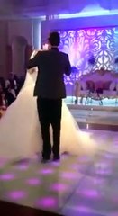 عريس يتعرض لموقف مضحك في حفل زفافه والسبب فستان العروس