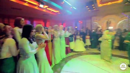 شاهد بالفيديو.. شابان يفاجئان شقيقتهما بأغنية ساخرة في حفل زفافها