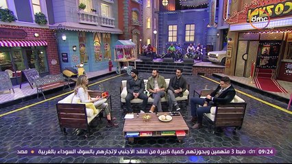 معجبة تقدم لأحمد فهمي هدية غريبة جداً على المسرح