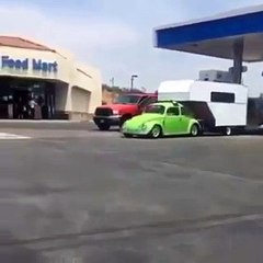 فيديو فولكس واجن الخنفساء تجر كرفان بطريقة غريبة ومضحكة