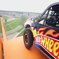 فيديو مذهل لقفزة خارقة بسيارة سباق وكأنها طائرة اف16