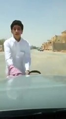 فيديو شاب سيارته تسير لوحدها وهو بالخارج ولا يستطيع إيقافها والنتيجة؟