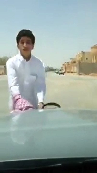 فيديو شاب سيارته تسير لوحدها وهو بالخارج ولا يس...