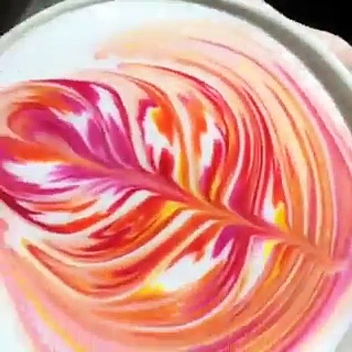 بالفيديو: أمريكي يبدع في تحويل القهوة للوحات فنية
