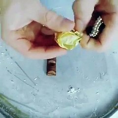 شاهدوا كيف صنع آيس كريم من حبة فيريرو روشيه ونصف حبة كيندر