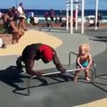 فيديو طفل يقلد لاعب رياضي يقوم بتمرين الضغط