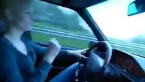 فيديو فتاة تقود سيارة مرسيدس بنز بسرعة 260 كلم/س! ستبهرك بالفعل