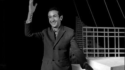 فيديو تراه لأول مرة للفنان نور الشريف وهو يغني ويرقص في فيديو كليب نادر جداً!