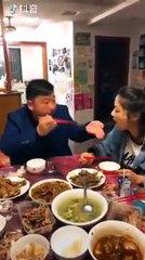 فيديو أطرف مقلب بين ثنائيات تتناول الطعام سويةً