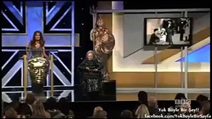 بالفيديو بعد ٧٠ عام الفتاة التي ظهرت مع تشارلي تشابلن تتعرض لموقف محرج