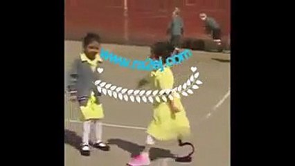 شاهدوا إنسانية وبراءة زميلات هذه الطفلة المحرومة من قدمها !