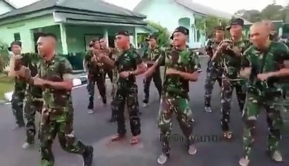 فيديو جنود اندونيسيون يؤدون رقصة عسكرية على أنغام أغنية خليجية شهيرة!