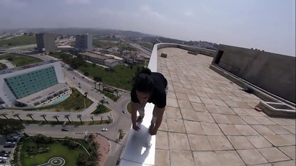 فيديو يحبس الأنفاس: مغربي يؤدي ألعاب بهلوانية خطرة على سطح ناطحة سحاب!