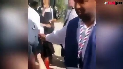 فيديو شاروخان يدفع أحد معجبيه بعد أن جذب رقبته بشدة.. وهذه تفاصيل الواقعة كاملة!