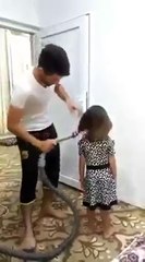 شاهدوا بالفيديو أب يقرر أن يسرح شعر ابنته بالمكنسة الكهربائية