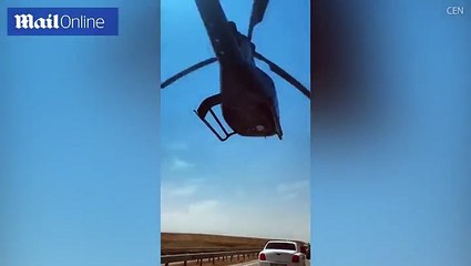 بالفيديو.. طائرة هليكوبتر تحلق على ارتفاع منخفض فوق طريق مزدحم
