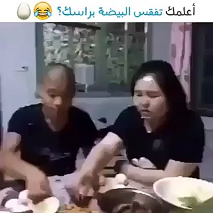 لن تتخيل ماذا حصل معه عندما حاول تقشير بيضة...شاهدوا الفيديو!