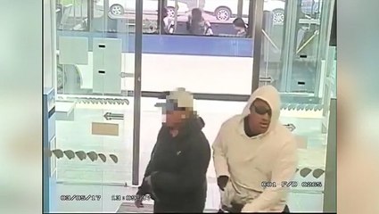 شاهد.. لص مسلح يطلب أمراً غريباً بعد اقتحامه بنك وتهديد الموظفين