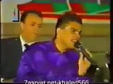 فيديو عمرو دياب يتشاجر مع أحد معجبيه بطريقة مضحكة للغاية في حفلٍ نادرٍ!