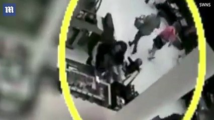 شاهد.. امرأة تحاول اختطاف رضيع عمره 18 شهراً من والدته في مول تجاري