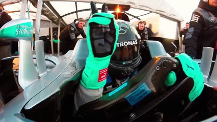 فيديو نيكو روزبيرغ يلتقط صورة سلفي وهو يقود سيارة الفورمولا1 لآخر مرة