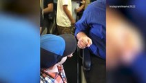 شاهد بالفيديو.. طفل في الثانية يثير إعجاب ركاب طائرة بسبب هذا التصرف!