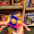 فيديو ردود أفعال الأطفال عند فتح علبة لعبة الدب