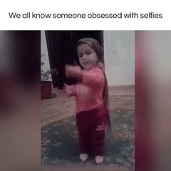 فيديو طفلة محترفة في التقاط السيلفي