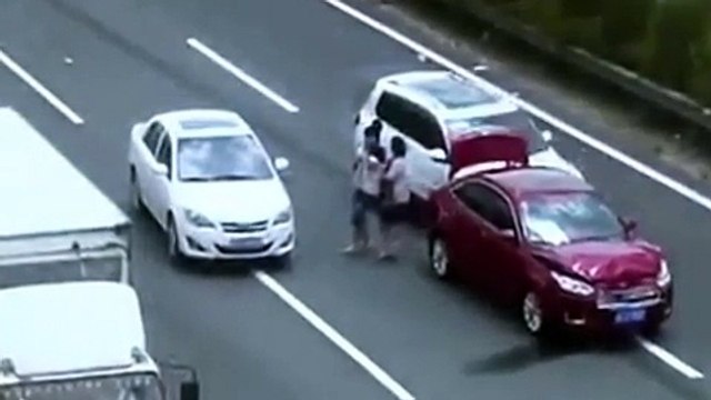 عائلة تنجو بمعجزة من حادث سير مروع: شاهد الفيديو!