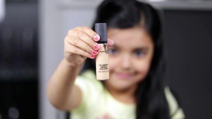 فتاة عمرها 4 سنوات وتضع المكياج باحترافية شديدة