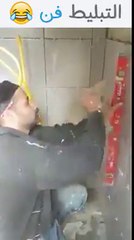 فيديو عامل تبليط يظهر مواهبه على الحائط