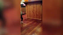 فيديو طريف لـ طفلة تقلد مشية والدتها
