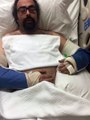 صور نقل مذيع لبناني إلى المستشفى بعد محاولته الانتحار أمام الكاميرا!