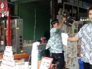 حركات بهلوانية يبهر بها صانع مشروبات زبائنه: لم يفقد تركيزه لثانية!