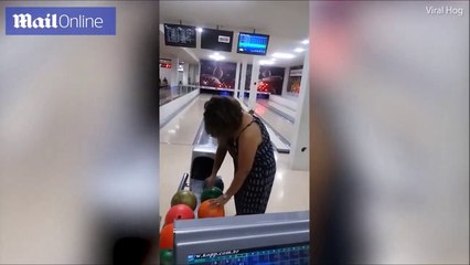 شاهد.. سيدة تتسبب في موقف كارثي أثناء محاولتها تجربة لعبة "البولينج"