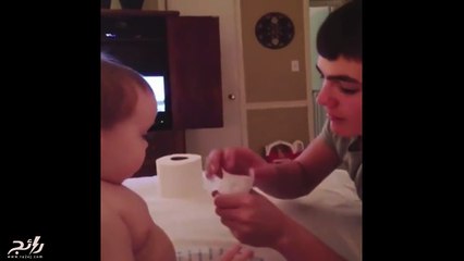 فيديو مراهق يفاجئ شقيقه الرضيع بمهاراته السحرية.. شاهد رد فعل الصغير