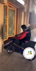 شاب سعودي يثير ضجة بدخوله للمسجد زاحفاً لأداء الصلاة