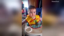 رد فعل مضحك لطفلة رضيعة تتذوق الطعام لأول مرة.. فيديو