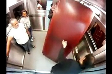 فيديو جثة تخرج من تابوت داخل مصعد فيه سيدتين..شاهدوا ماذا حصل!