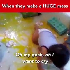 فيديو طفل يكسر صحن البيض ولا يكتفي بهذا بل يسبح به أيضاً