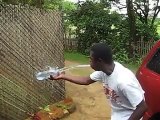 فيديو رجل يشرب كميات خيالية من الماء ويخزنها كالجمل..لن تصدق ما فعله!
