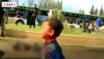 صور وفيديو يكسر القلوب لمصور سوري حاول إنقاذ هذا الطفل خلال انفجار