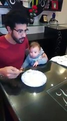 فيديو طفلة تأكل مع خالها ولكن النتيجة غير متوقعة