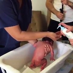 فيديو طريقة تغسيل الطفل المولود حديثاُ لأول مرة - فيديو Dailymotion