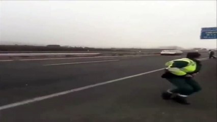 فيديو لحادث غريب .. يصدم سيارة شرطة بعد سيره 40 كم في الاتجاه المعاكس!