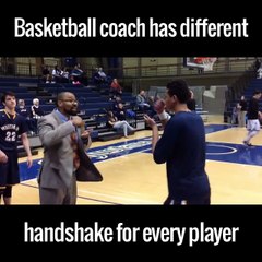 فيديو مذهل لـ مدرب كرة سلة يخترع لكل لاعب من فريقه تحية خاصة به!