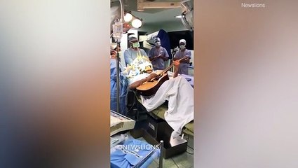 فيديو.. مريض يعزف على الجيتار أثناء خضوعه لعملية جراحية.. والسبب؟!