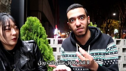 شاب عربي يتناول الحشرات لأول مرة في حياته